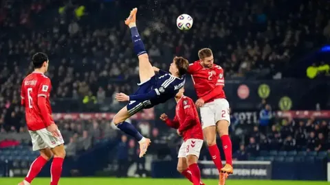 内马尔晒图感慨：一射两助攻，踢球最让我开心🤍🖤